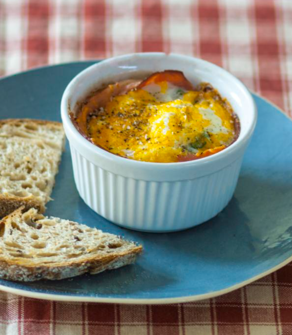 Baked ham and egg pots